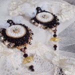 BO Noir Sacré Haute Couture brodées avec des cristaux : navette, toupies, perles rondes aplaties et rondes à laquelle s’ajoute des perles en Verre et rocailles au couleurs variées